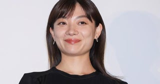 三浦透子、赤い花束を抱えクランクアップ…笑顔のオフショットに「大大大ファンになりました」の声＜銀河の一票＞