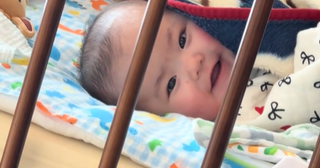 最後まで見て！ 赤ちゃんの「セルフいないいないばぁ」が最高な動画