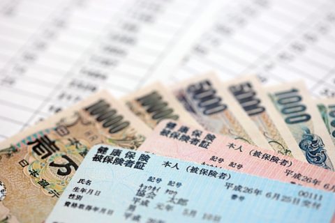 最近、職場から「12月に既存の健康保険証が廃止される」と案内が！ マイナンバーカードは持っていないのですが、なにか手続きは必要ですか？ 12月以降「マイナ保険証でないと損」と聞きますが、どういうことなのでしょうか？