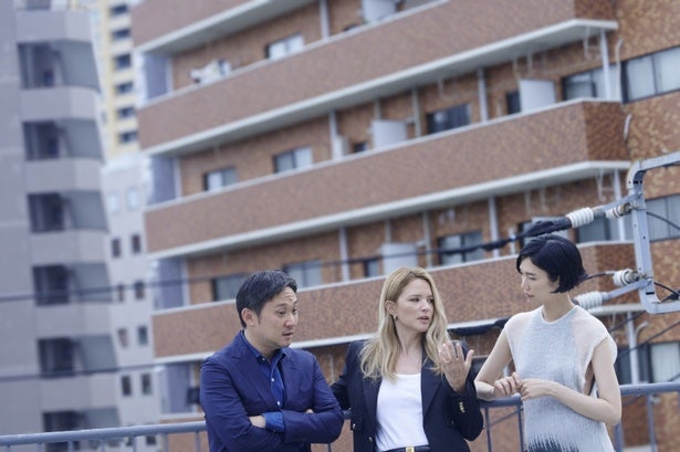 濱口竜介監督×ヴィルジニー・エフィラ×岡本多緒が分かち合う、『急に具合が悪くなる』で実践された“多言語”や“長回し”がもたらした「豊かさ」