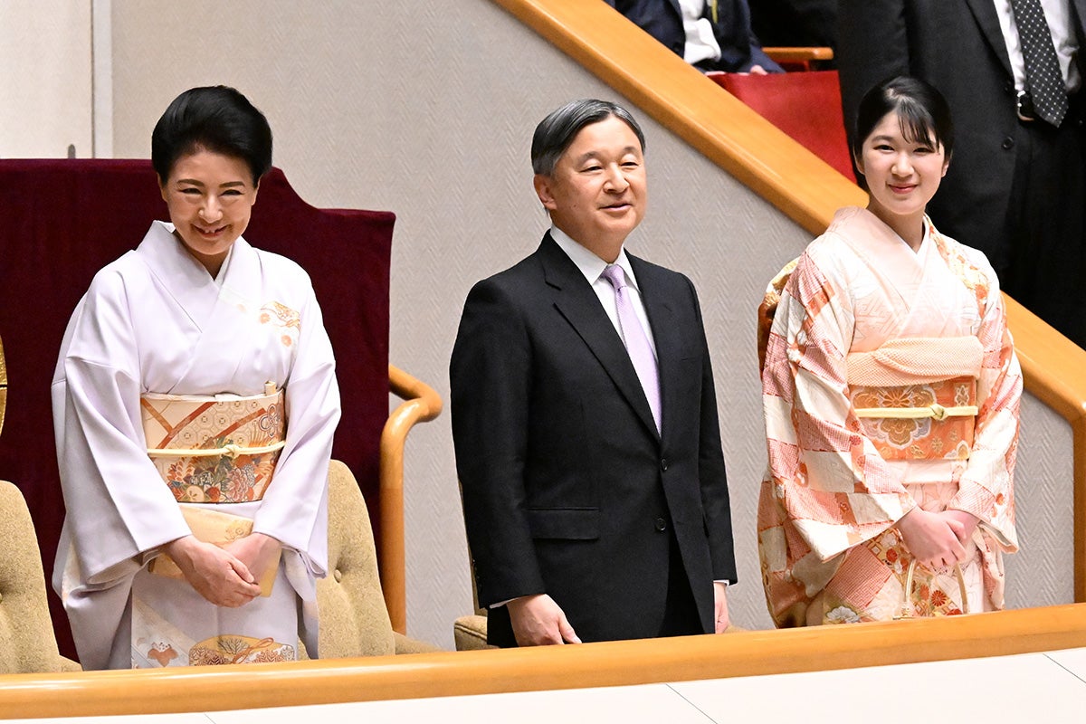 愛子さま6年ぶりにご一家で大相撲をご観戦！「貴重な瞬間」と感激続出した雅子さまとの“連携”