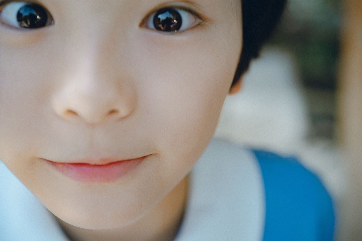 千鳥・大悟の頭をなでる姿も『箱の中の羊』本編では観られない貴重なオフショット公開