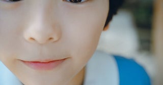 千鳥・大悟の頭をなでる姿も『箱の中の羊』本編では観られない貴重なオフショット公開