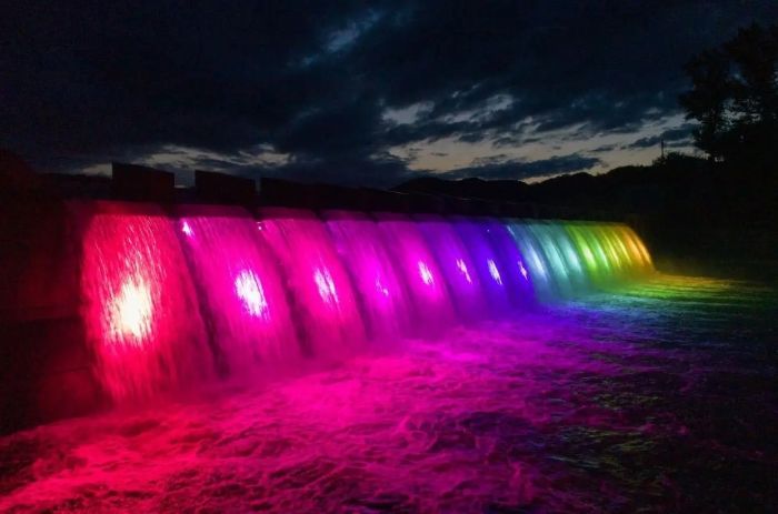 日本夜景遺産のダム施設をライトアップ幻想の滝、岩手県・錦秋湖大滝の夏