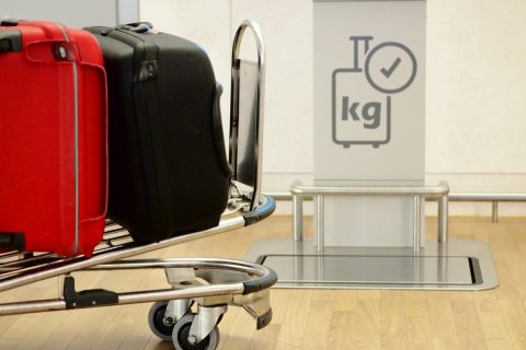 機内持ち込みできると思っていたのに、空港で「5kgオーバー」と言われ超過料金「2000円以上」を請求されてショック！ 知らないと損する新ガイドラインの注意点とは？