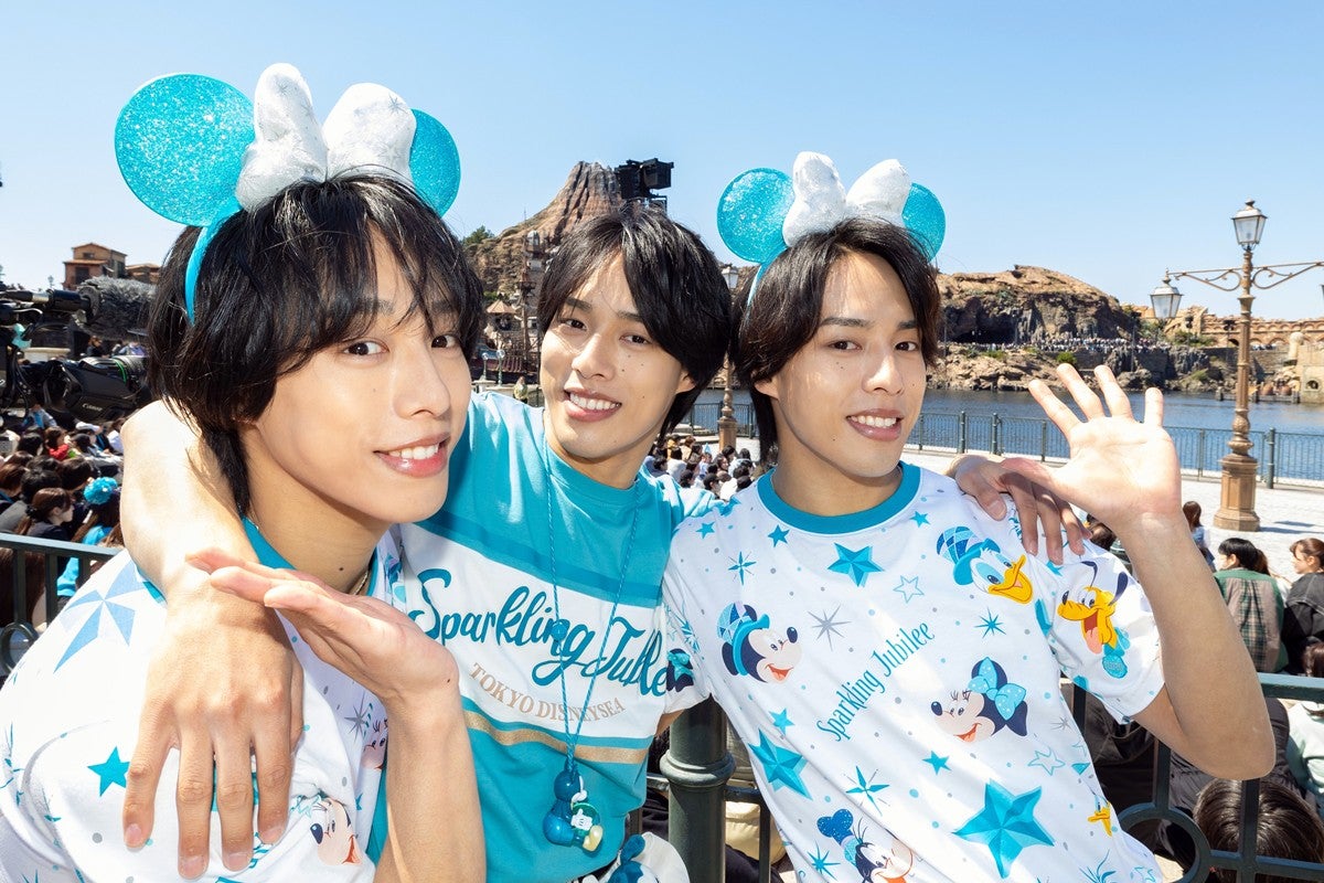 “一卵性三つ子のパフォーマー”佐藤三兄弟がディズニーシー25周年イベントに3人にとってシーは「特別な場所」