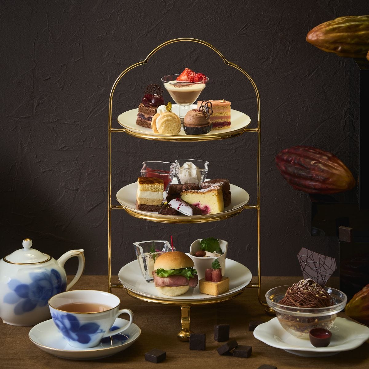 ウェスティン都ホテル京都「チョコレートアフタヌーンティー」。カカオを贅沢に使用したモンブランなど、チョコスイーツがずらり