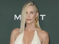 シャーリーズ・セロン49歳、胸元の開いたコルセットドレスで登場「地球上で最も美しい」の声