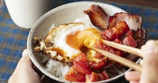 目玉焼きに「トマポン」をのせて超お手軽のっけご飯