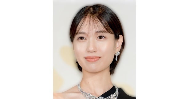 戸田恵梨香、ボブヘア×ラフなトップスの“大人のこなれ感”あふれるショットに多数の「いいね！」