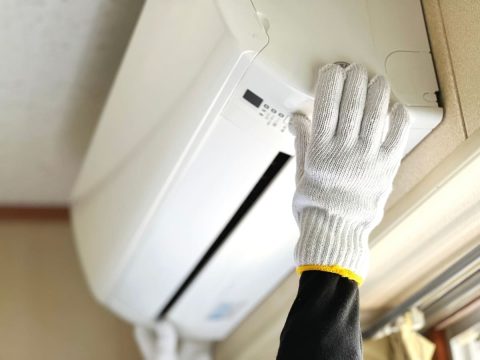 実家の“古いエアコン”を「無料の廃品回収業者」に渡したら、友人に「後から罰金50万円になる」と言われました…「実際は不法投棄してる」そうですが、私の責任になるんですか？ 処分方法を確認