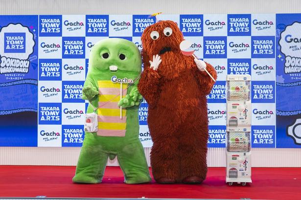 ガチャピン・ムックが推す“ガチャのムック本”!?ガチャマシン型ポーチ付き公式ファンブックがおもちゃショーで初公開！