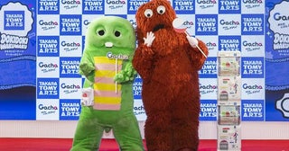 ガチャピン・ムックが推す“ガチャのムック本”!?ガチャマシン型ポーチ付き公式ファンブックがおもちゃショーで初公開！