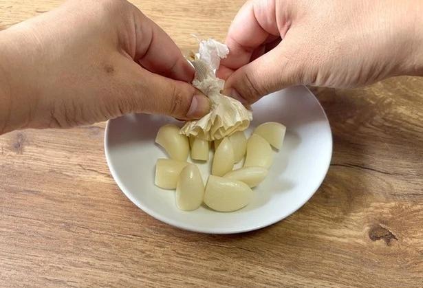 もう手や爪が臭くならない！にんにくの皮が10秒でツルンと剥ける裏ワザ
