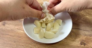 もう手や爪が臭くならない！にんにくの皮が10秒でツルンと剥ける裏ワザ