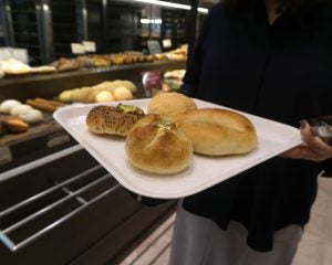 「毎日パンを買いに来る」70代男性には“真の目的”が…女性店員に“あり得ない要求”をして警察に通報されるまで――週末ベスト
