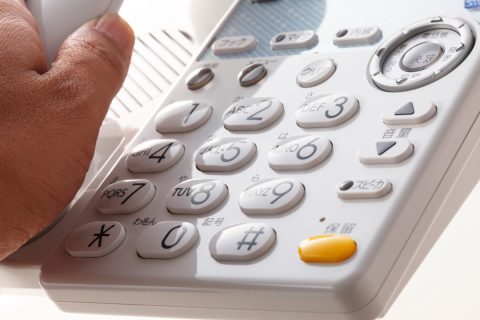 70代の父はほとんど使わない固定電話に毎月約「2000円」払っています。スマホもあるので私は解約を勧めていますが、父は「災害時に必要」と譲りません…。本当に残すメリットはあるのでしょうか？