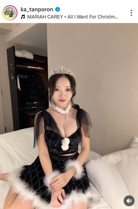 「メリクリ」女子ゴルファーがベッドシーンで魅せるブラックサンタコスにコメント殺到「小悪魔感あるね！」「黒サンタ萌えー！」