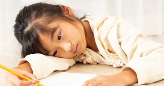 「やる気がない」は、性格の問題じゃなかった。子どものイライラ・無気力の正体