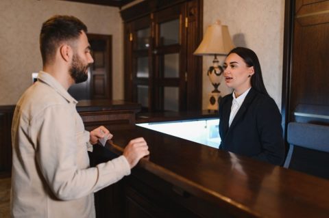 ホテルを予約して「1万円」払ったのに当日「お客さまの予約はありません」と言われた！ フロントに食い下がったら「空室転売の被害かも」と… 全額返金してもらえますか？