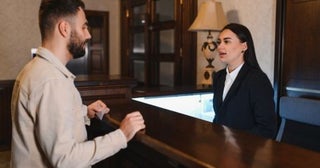 ホテルを予約して「1万円」払ったのに当日「お客さまの予約はありません」と言われた！ フロントに食い下がったら「空室転売の被害かも」と… 全額返金してもらえますか？