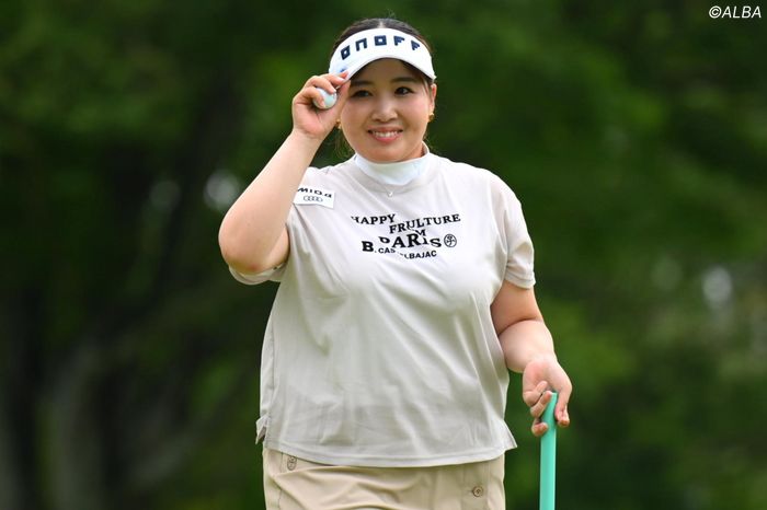 人気女子プロ3人を試合中に撮影せっかくポーズを決めたのに帯同キャディが写り込み「めっちゃおもろい写真」の出来上がり！
