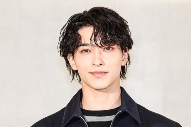 横浜流星、ウェーブ×短髪ヘアの端正な横顔ショットに「新しいヘアスタイル」「大人の雰囲気…キュン」の声
