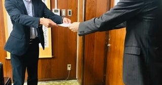 安曇野ミネラルウォーターが、地元高校に備蓄水としてミネラルウォーターを寄贈