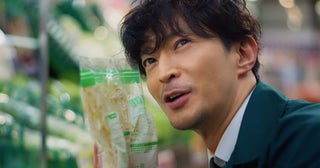 【津田健次郎】多彩な声色や歌声が店内に響く！ スーパー店員を熱演