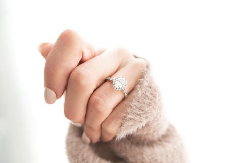 「高級ブランド」の「婚約指輪」の価格はどれくらい？ 婚約指輪の「相場」についても解説