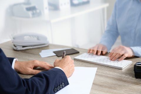祖父から「好きなことに使いなさい」と渡された「100万円」。自分の口座へ入金しようとしたところ、銀行で“資金の内容”を確認されて困惑…。年間「110万円」以下でも贈与税がかかることはあるのでしょうか？