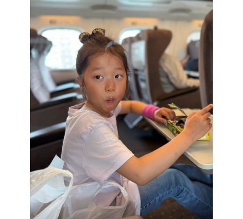 小原正子、６歳長女と初女子旅スタート！夫･マック鈴木は見送り 