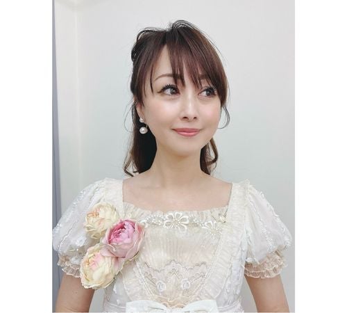  渡辺美奈代、総レースドレス×上品ハーフアップ姿に称賛の声 