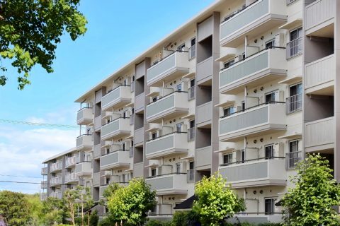 「都営住宅」に住む友人が“500万円以上”する「レクサス NX」を買ったと聞いてびっくり！ 「残クレだから」とはいうものの、高級車に乗っていても公営住宅に住めるものですか？