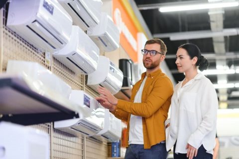 【エアコン2027年問題】7年使ったエアコンの買い替えで、夫は「型落ちを安く買うなら今」と言いますが、私は「まだ使えるのにもったいない」と反対です。ベストな買い替えどきはいつでしょうか？