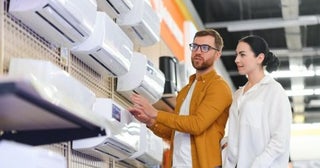 【エアコン2027年問題】7年使ったエアコンの買い替えで、夫は「型落ちを安く買うなら今」と言いますが、私は「まだ使えるのにもったいない」と反対です。ベストな買い替えどきはいつでしょうか？