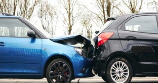 駐車場に車をとめて休んでいたら、追突された！ 相手は自賠責保険しか入っていないそう…… 治療費や車の修理費は自腹ですか？