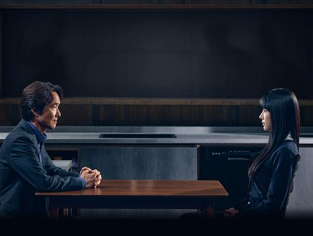 真実を曇らせる“色眼鏡”の迷宮――プロファイラーの父と容疑者の娘、まるでホラーな心理スリラー＜こんなに親密な裏切り者＞