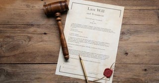 遺言を書いたが、自分が亡くなるまで誰にも中身を知られたくない……遺言の存在を「秘密」にしておく方法とは？