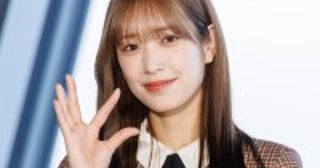 日向坂46・佐々木久美、けやき坂46からの衣装姿を披露あすラストステージへ