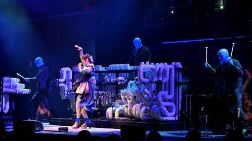 鈴木愛理、ブルーマン新宿公演で一夜限りのスペシャルコラボを達成！