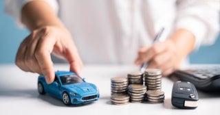 10年乗った愛車の車検代が18万円と言われました。これを機に買い替えたほうがいい気もするのですが、どちらがお得なのでしょうか？