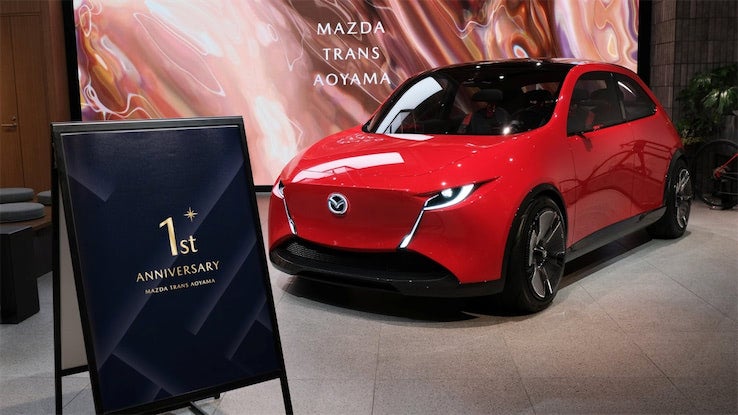 マツダの体感施設「MAZDA TRANS AOYAMA」で1周年記念企画を実施｜限定の「ロータリーケーキ」も！