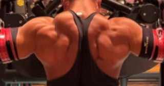 本当に65歳!?角田信朗の“ムキムキの背中”に騒然衝撃のトレーニング姿を披露