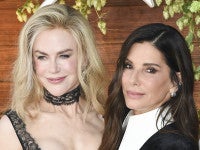 サンドラ・ブロック「私たちの胸はまだ同じ位置にある」ニコール・キッドマンと変わらぬスタイルで魅了