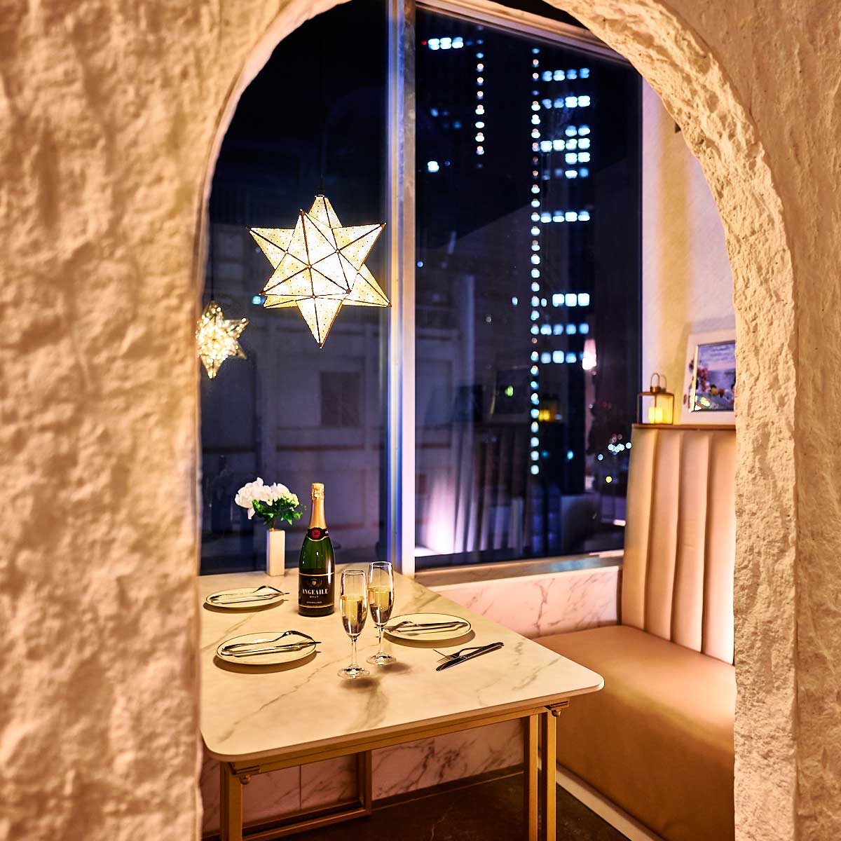 星がきらめくロマンティック空間へ。クリスマスは「個室ビストロ 星空サンシャインTokyo 池袋店」で、星空ディナーデート