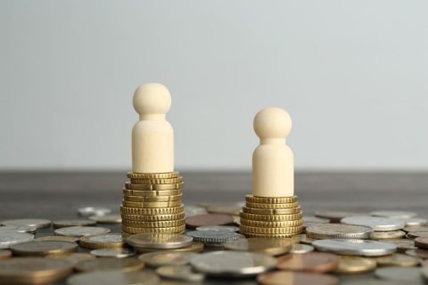 お互い「基本給45万円」なのに、同僚の“社会保険料”が「年16万円」も安くてショック！ まさか「4・5・6月の残業代」で、これだけの差になるなんて…注意すべき標準報酬月額の仕組みとは