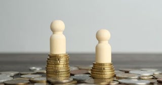 お互い「基本給45万円」なのに、同僚の“社会保険料”が「年16万円」も安くてショック！ まさか「4・5・6月の残業代」で、これだけの差になるなんて…注意すべき標準報酬月額の仕組みとは
