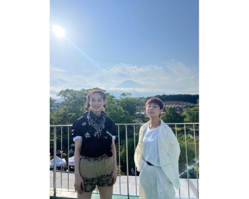  のん、富士山バック＆青空の下でお腹ちらり…爽やかフェスオフショ 