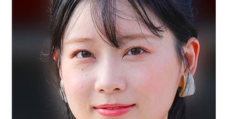 太ももの狭間ゾーンがちらり…重盛さと美、ミニスカ姿でしゃがむ美脚ショットに「優勝かよお」の声